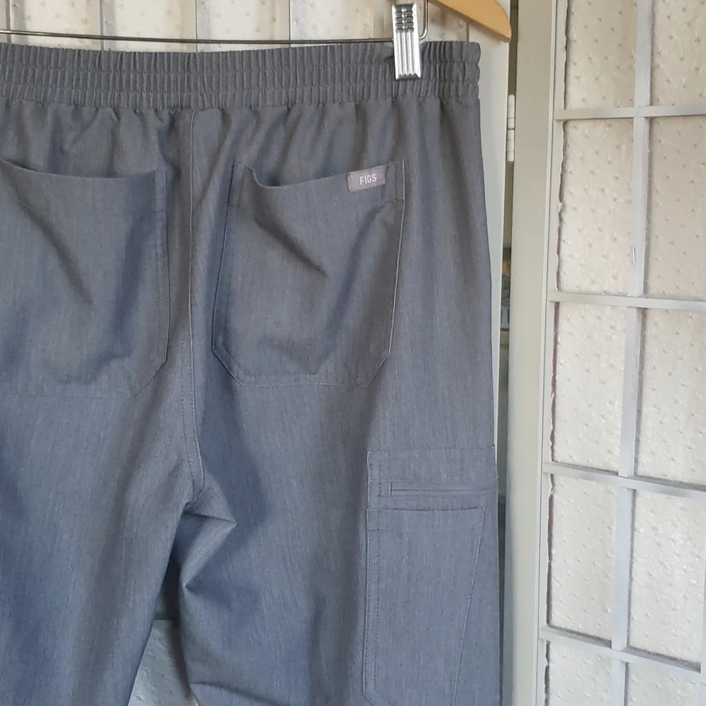Fig gray straight leg mens scrub pants size M